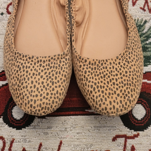 Universal Thread Flats - Picture 2 of 6